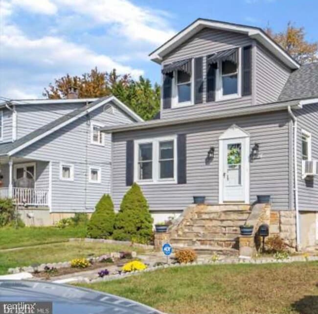 3 br, 2.5 bath House 2810 Oakcrest Avenue House Rental in Parkville