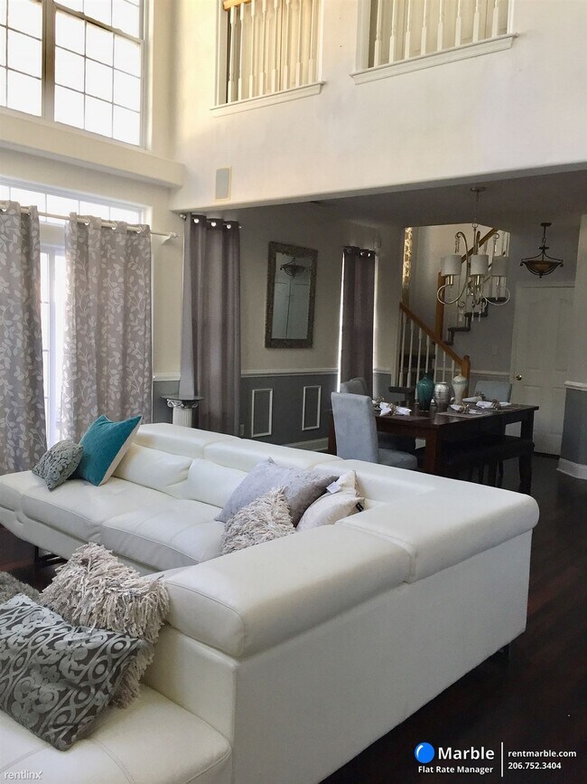 Building Photo - 3 br, 2.5 bath Townhome - 827 Mission Ave
