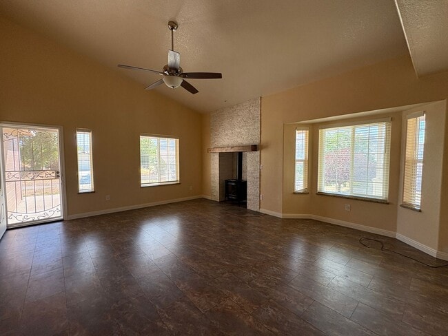 Building Photo - Spacious 3-Bedroom Home in Golden Hills