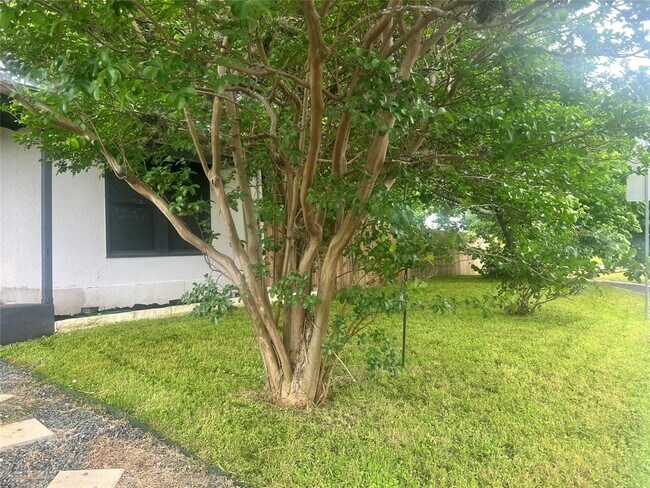 Foto del edificio - 5201 Chico St