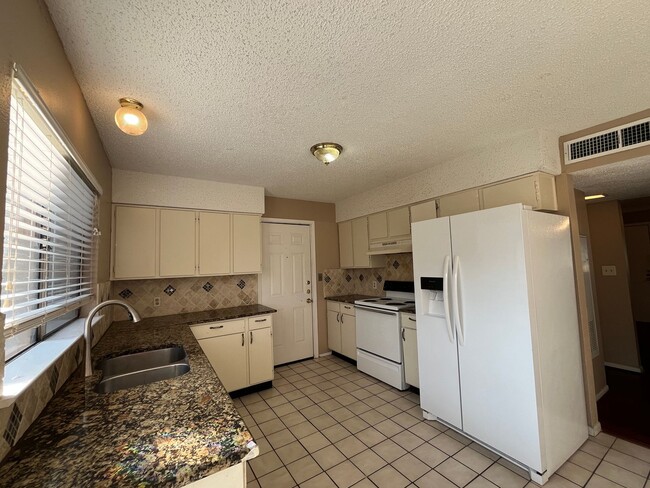 Building Photo - 3/1.5 Townhouse in Great location