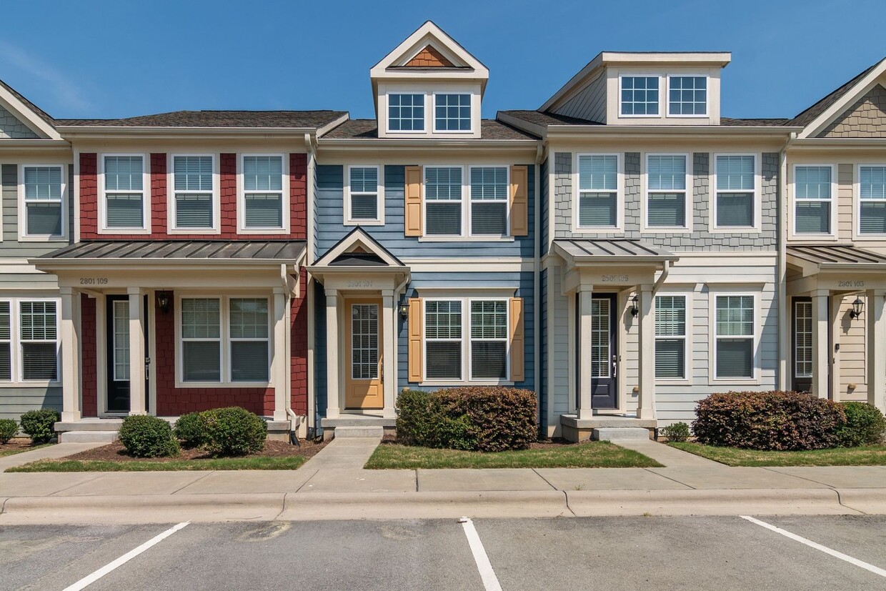 Primary Photo - Spacious 3 Bed / 3.5 Bath Townhome Near Ra...
