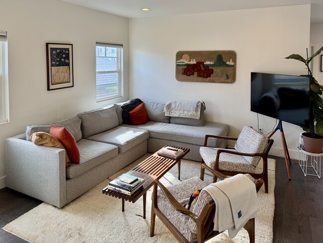 Building Photo - 2127 Kent St