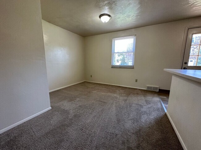 Foto del edificio - Wonderful Two Bedroom Townhouse in Perfect Plum Location! Private Patio, Garage & More! Call Today!