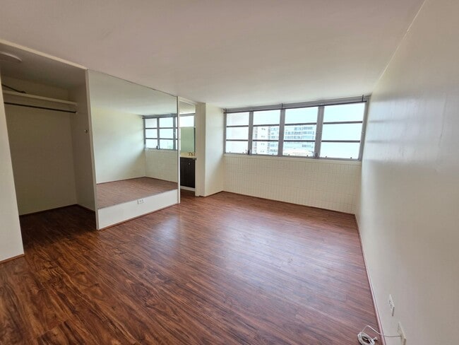 Building Photo - AVAILABLE NOW! Spacious and bright 2 bed, 2 bath, 1 parking unit on Ward Ave