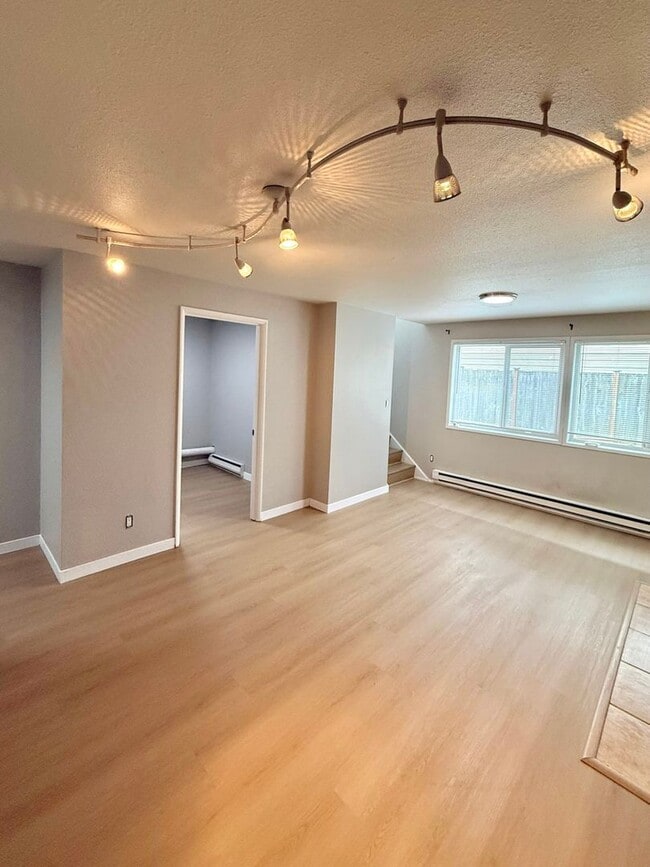 Building Photo - 4-Bedroom North Green Lake Townhouse-Style...