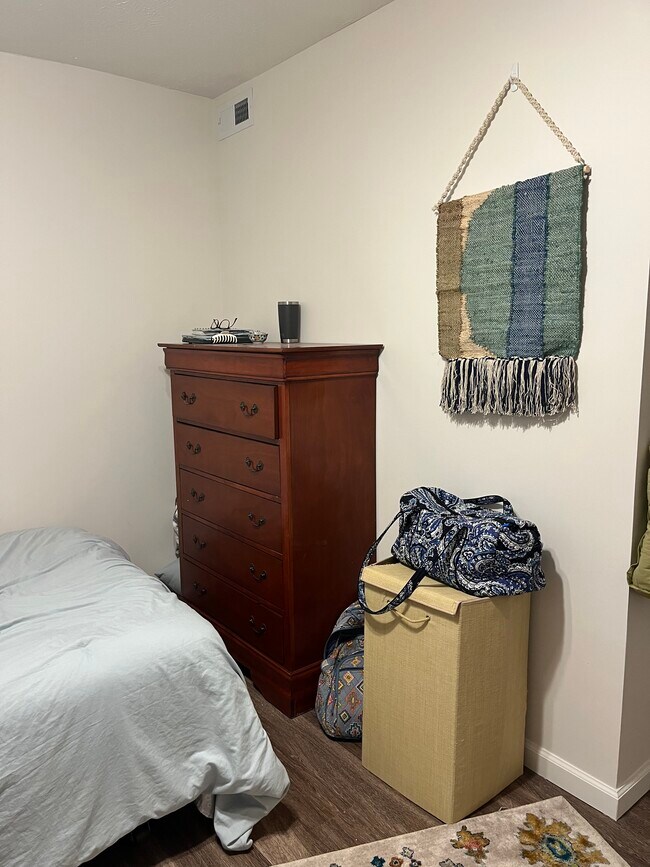 sublease room dresser included - 206 S Linden St
