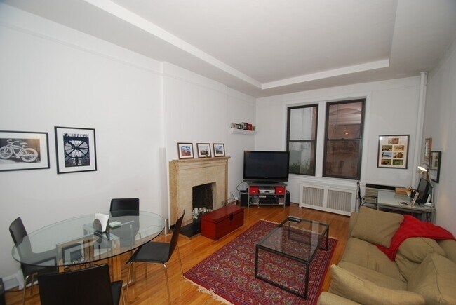 Building Photo - 118 E 19th St