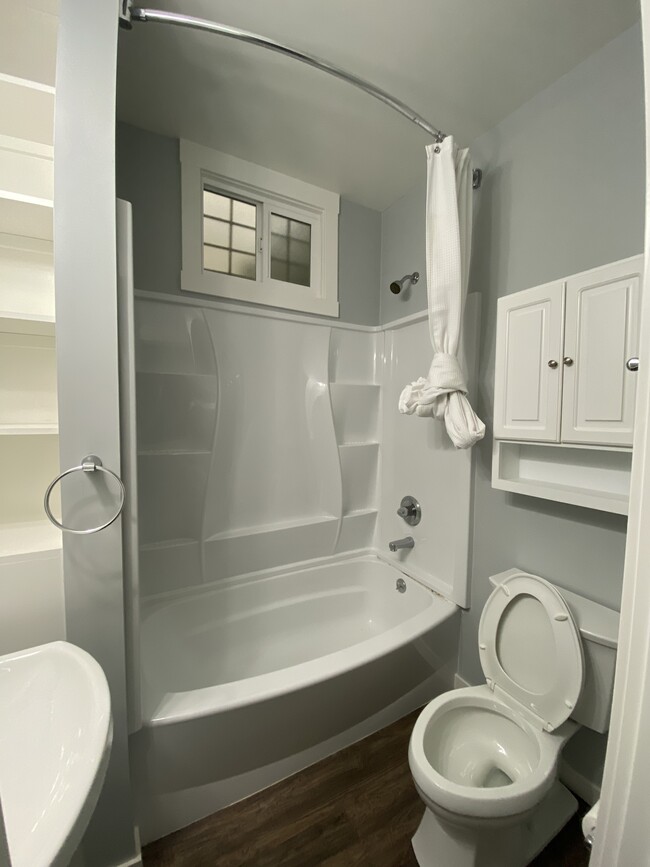 Unit 518-A Bathroom - 518-524 6th Ave