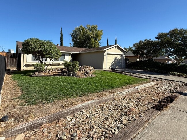 Building Photo - 3 bed 1 bath available in North Highlands!