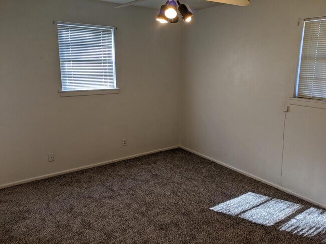 Building Photo - 409 S Holly St