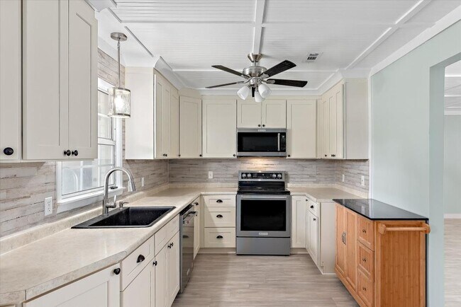 Foto del edificio - 106 Wind Creek Ln
