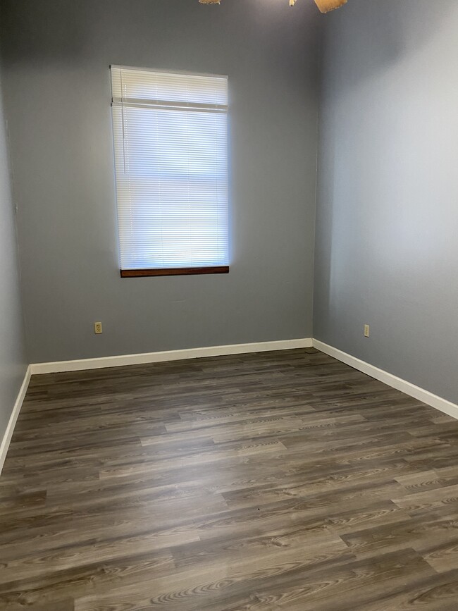 Studio - 1016 W 7th St