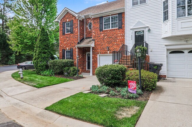 Foto del edificio - Beautiful Corner Townhome in Forest Hill Neighborhood ***Available Early June***