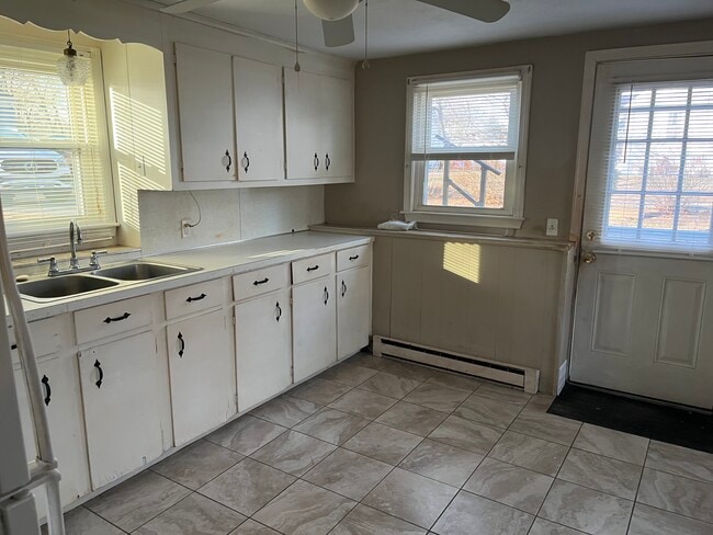 Building Photo - 136 Custer St