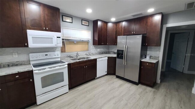 Building Photo - 10006 N Jasmine Ave