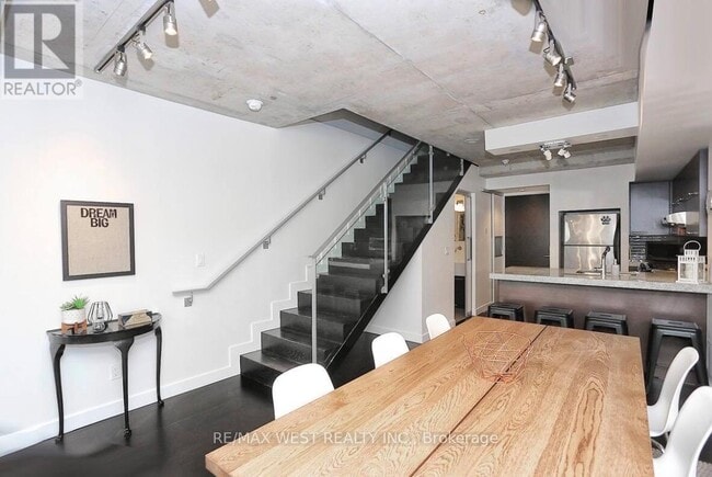 Building Photo - 55 Stewart St