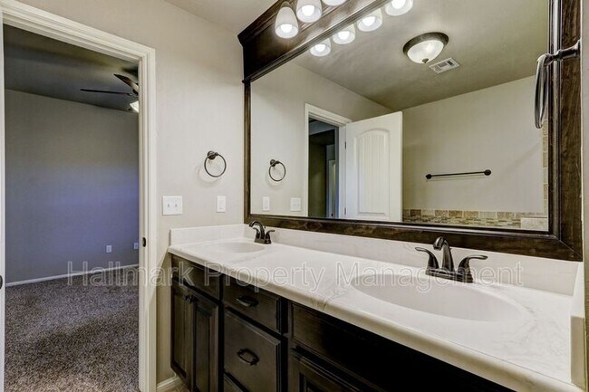 Building Photo - 8705 SW 37th St