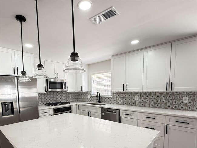 Foto del edificio - 5810 Cheena Dr