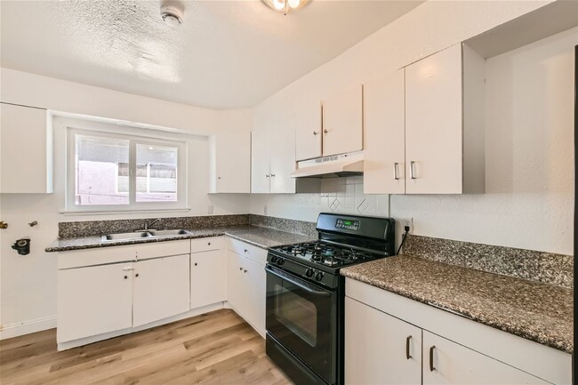 Building Photo - Stunning Remodeled Duplex with Modern Upgr...