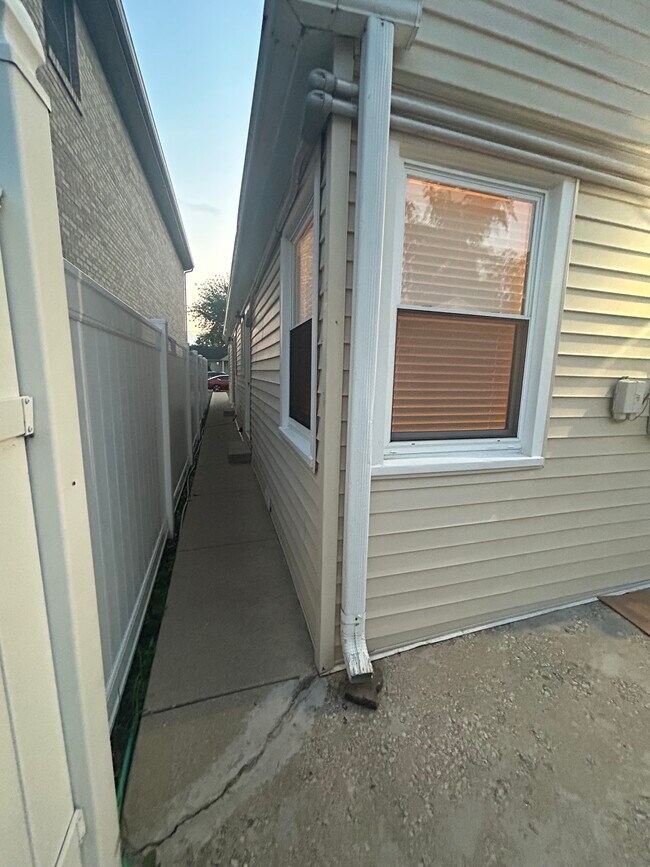 Building Photo - 1709 N 40th Ave