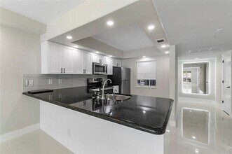 Building Photo - 605 Oaks Dr
