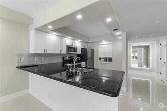 Building Photo - 605 Oaks Dr