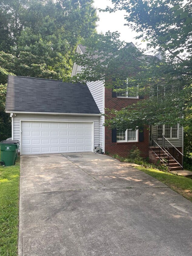 Foto del edificio - Spacious 2-Story Home with Finished Basement!