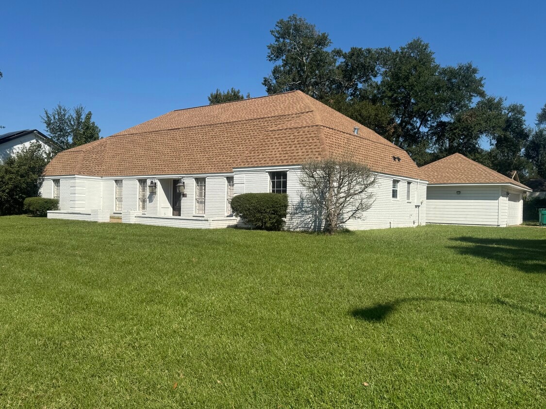 Foto principal - 2700 Country Club Dr