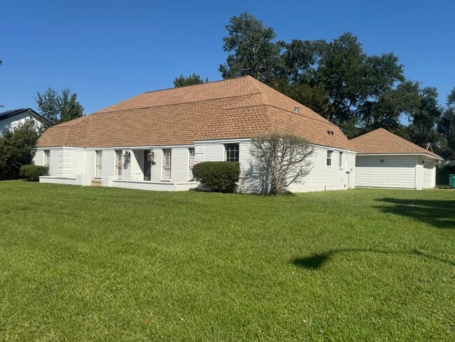 Building Photo - 2700 Country Club Dr