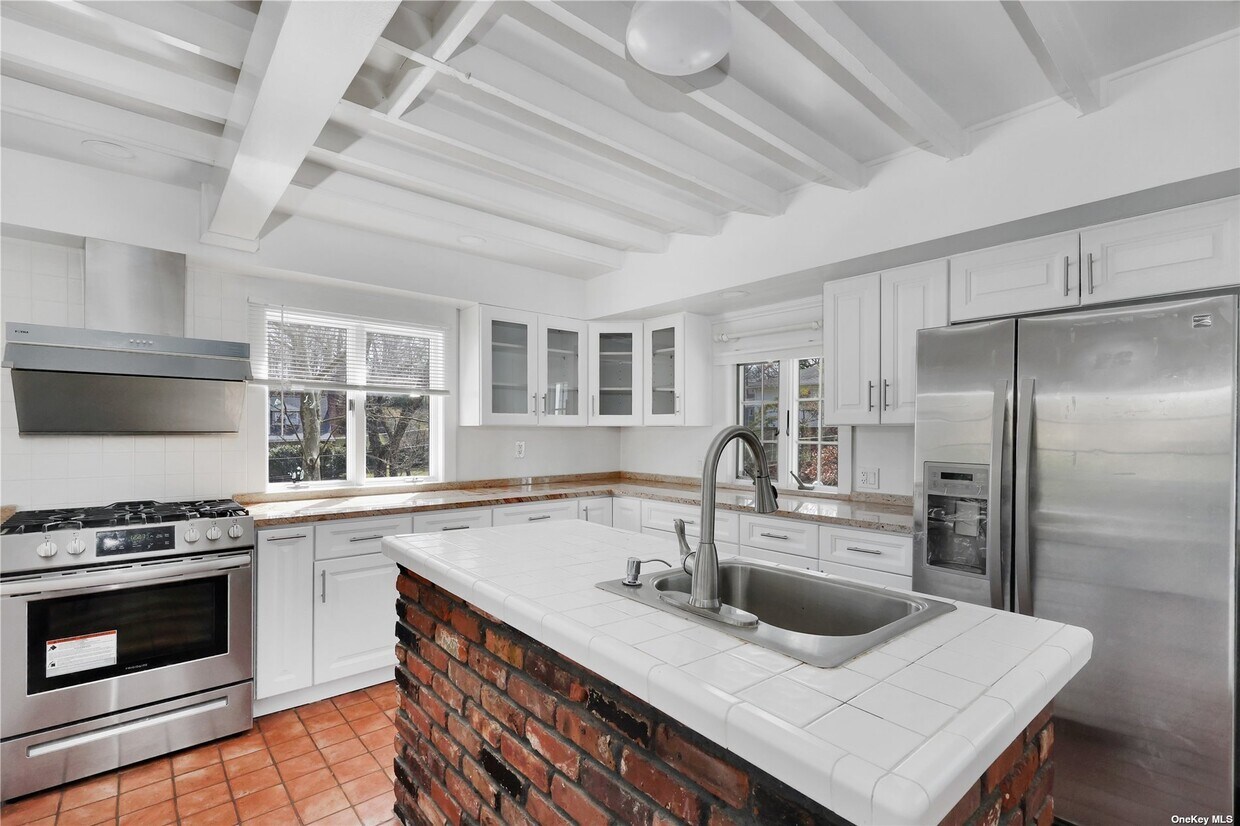 Primary Photo - 4 N Ravine Rd