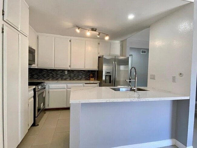 Building Photo - 450 W Vermont Ave