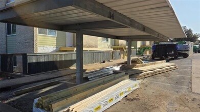 Building Photo - 2124 Burton Dr