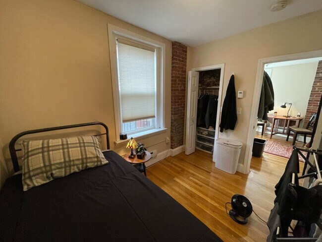 Building Photo - VERY NICE ONE BED IN NORTH END!!