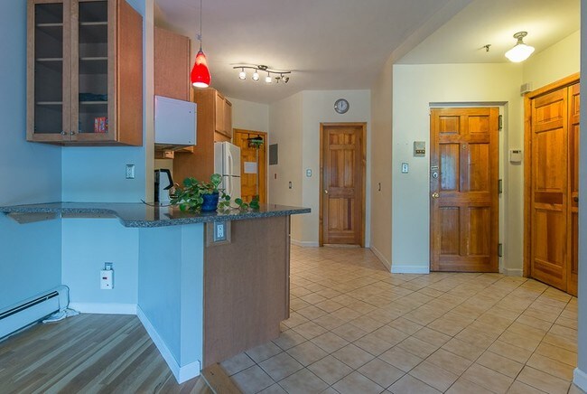 Building Photo - 75 Garden St