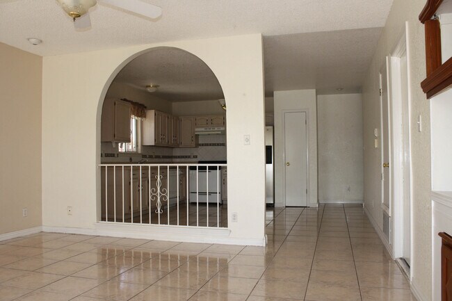 Foto del edificio - PRICED TO RENT QUICKLY