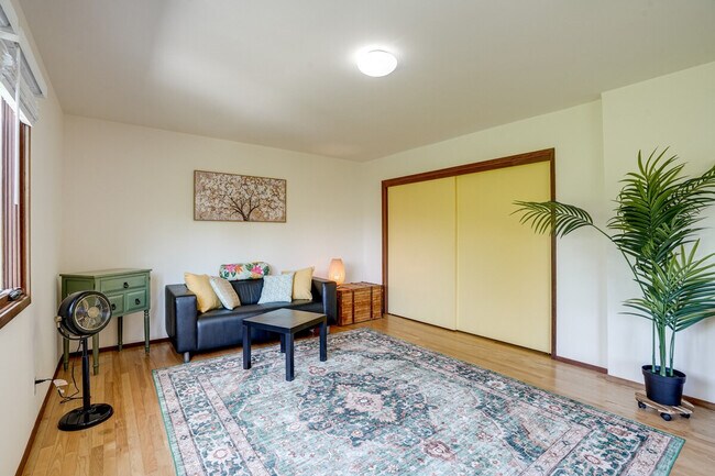 Building Photo - 714 Crestview Dr