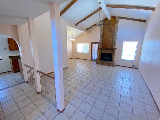 Building Photo - Northeast El Paso 3bed/2bath with Mountain...