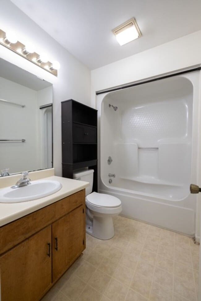 Building Photo - 2 Bedroom Duplex - Close to Campus!