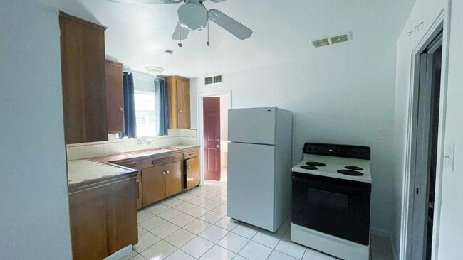 Kitchen - 961 N Fruit Ave