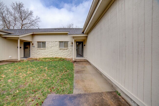 Foto del edificio - Spacious 3 bed / 2 bath duplex unit lookin...