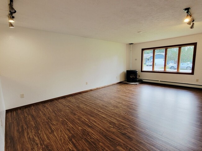 Building Photo - Pet-Friendly Rental with Fenced Yard & Bon...