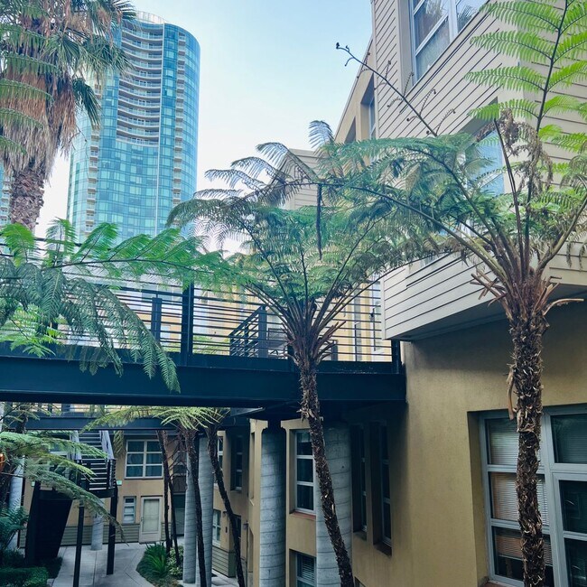 Foto del edificio - Chic Industrial Living: 2 Bed, 2 Bath Harb...