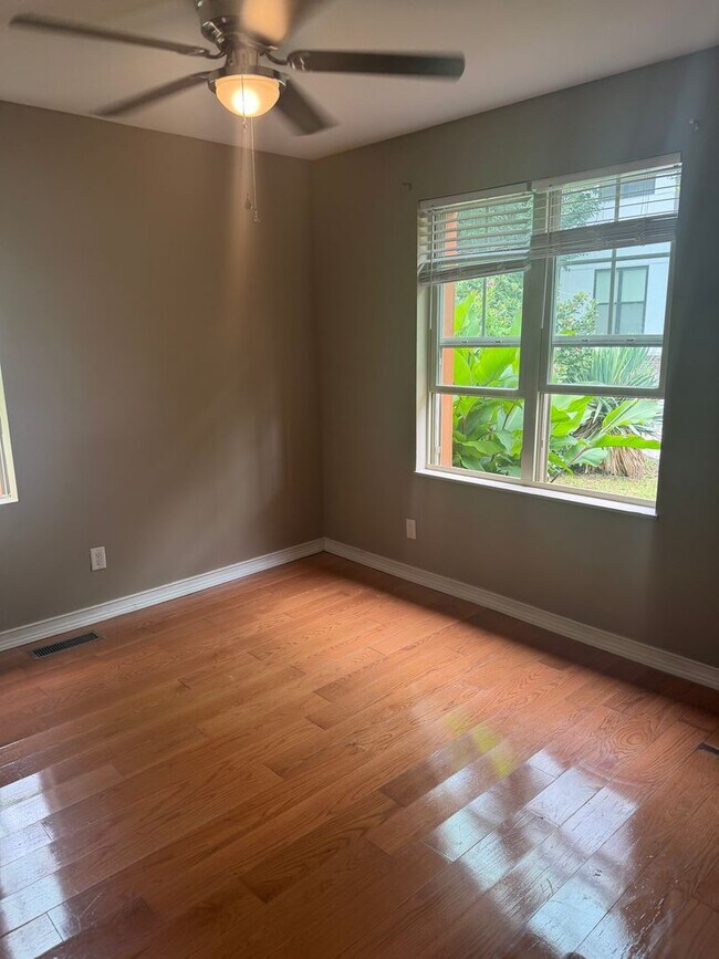 Foto del edificio - Beautiful 2 bedroom 2.5 bath minutes from Downtown