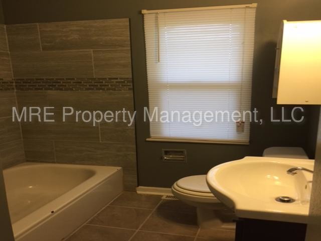 Building Photo - $1000 3 Bed, 1 Bath, Attached Garage South KC
