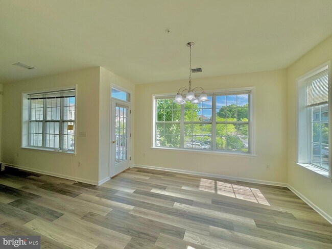 Foto del edificio - 921 Timberlake Dr