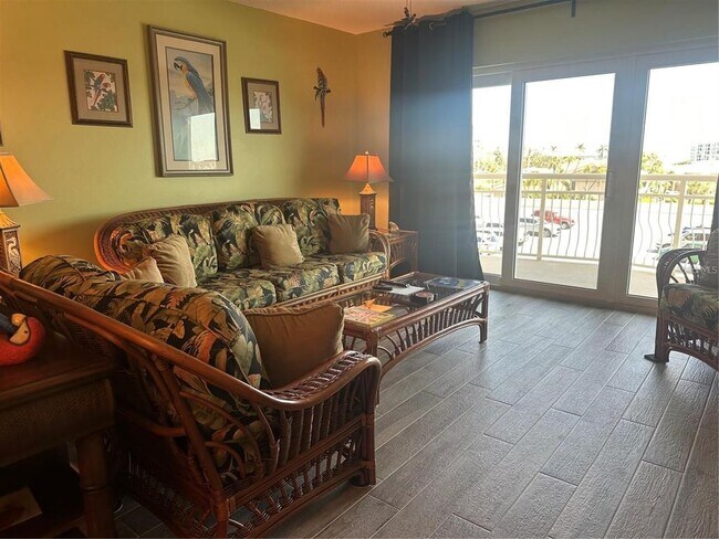 Foto del edificio - 4900 Brittany Dr S