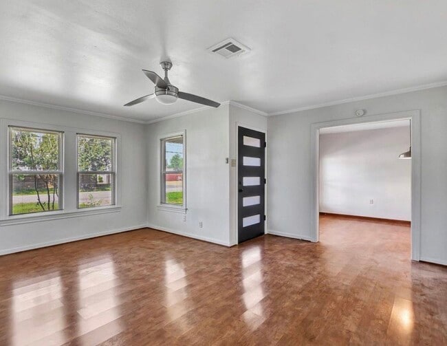 Foto del edificio - 2044 Thonig Rd