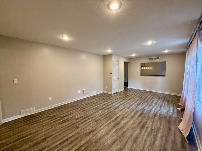 Building Photo - 7632 Rainbow Dr