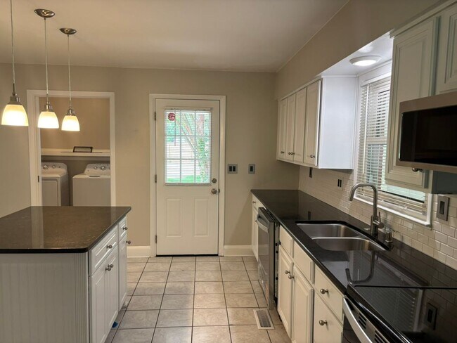 Building Photo - Ranch Style Home located in Lakeview Manor...